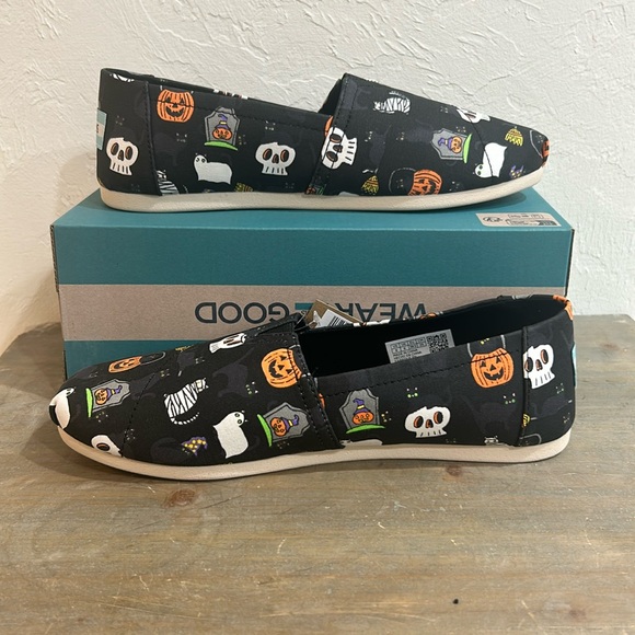 NWT Toms Halloween Black Cats Pumpkins Skulls Slip On Size 8 - Picture 2 of 7